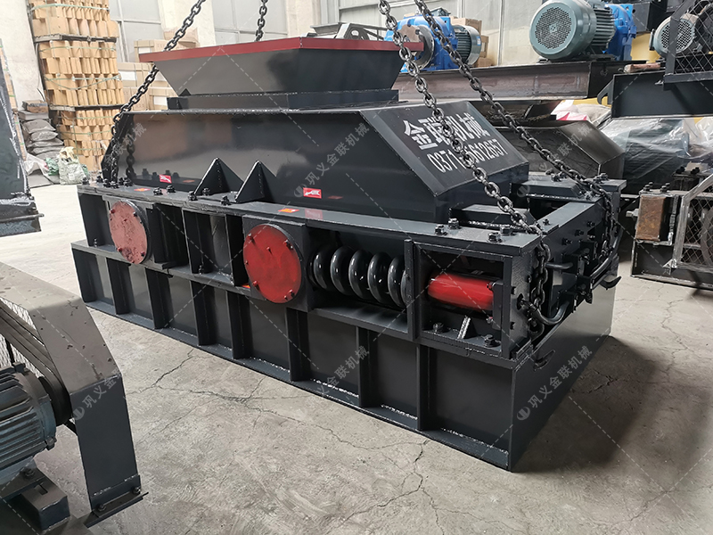 花崗巖制成沙子用對(duì)輥制沙機(jī)還是沖擊制砂機(jī)，哪個(gè)好用？