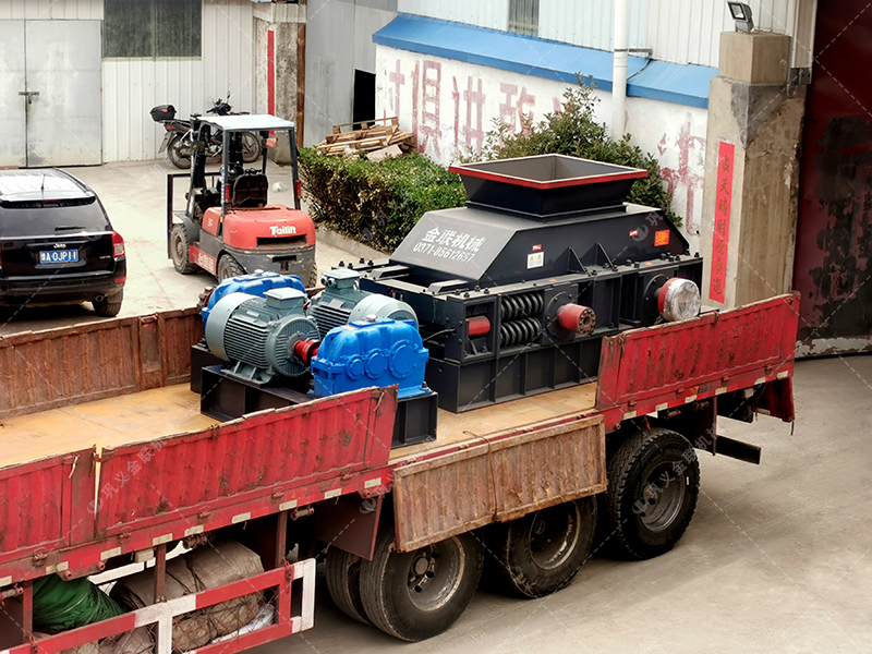 花崗巖制成沙子用對(duì)輥制沙機(jī)還是沖擊制砂機(jī)，哪個(gè)好用？