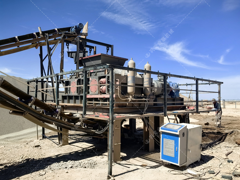 在挑選白云石對輥破碎機(jī)生產(chǎn)廠家時，該考慮哪些因素呢？